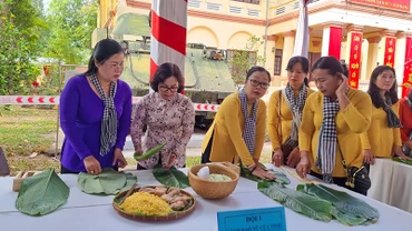 Nữ lãnh đạo tỉnh cũng tham gia đội gói bánh chưng, bánh giầy. 