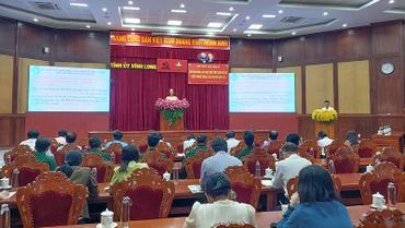 Quang cảnh lớp bồi dưỡng điểm cầu chính tại Tỉnh ủy Vĩnh Long. 