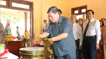 Đồng chí Trần Văn Rón, Ủy viên Trung ương Đảng, Phó Chủ nhiệm Thường trực Ủy ban Kiểm tra Trung ương, dâng hương tưởng nhớ Thủ tướng Chính phủ Võ Văn Kiệt. 