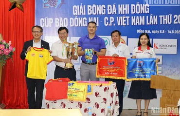 Ban Tổ chức giới thiệu cúp và áo đấu.