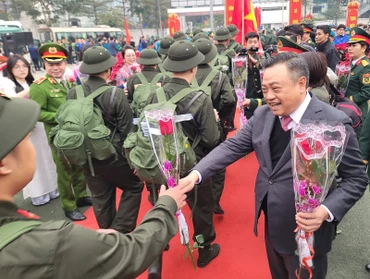 Chủ tịch thành phố Hà Nội tặng hoa các tân binh. 