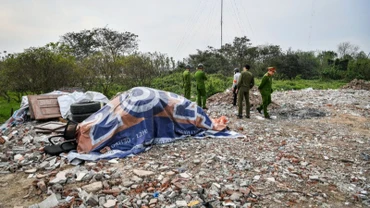 Lực lượng chức năng xã Tân Triều, huyện Thanh Trì kiểm tra, xử lý hành vi đổ trộm phế thải xây dựng trên đất nông nghiệp. 