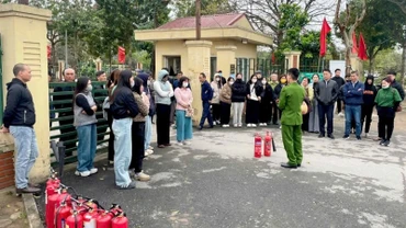Lực lượng cảnh sát phòng cháy, chữa cháy hướng dẫn người dân huyện Thanh Trì kỹ năng an toàn cháy, nổ. 