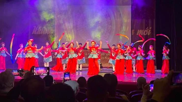 Tiết mục múa của các sinh viên Việt Nam đang học tập tại Liên bang Nga. (Ảnh: Thùy Vân)