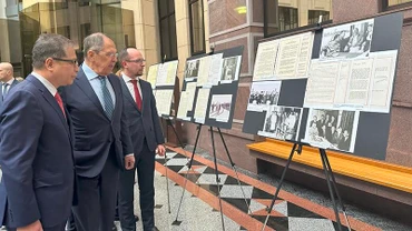 Bộ trưởng Sergei Lavrov và Đại sứ Đặng Minh Khôi tham dự lễ khai mạc triển lãm. (Ảnh: THÙY VÂN)