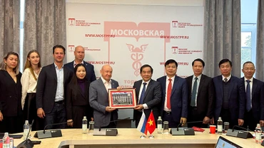Chủ tịch Phòng Thương mại và Công nghiệp Moskva trao quà lưu niệm cho Đoàn công tác tỉnh Thái Bình. (Ảnh: THÙY VÂN)