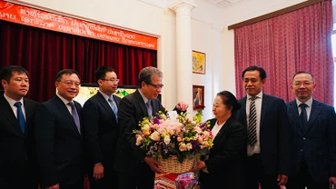 Đại sứ Đặng Minh Khôi trao lẵng hoa tặng Đại sứ Lào Vilavanh Yiapoher. (Ảnh: THÙY VÂN)