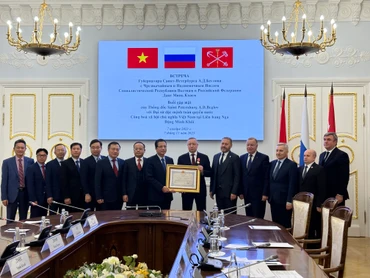 Trao tặng Huân chương Hữu nghị cho Thống đốc Saint Peterburg Alexander Beglov. (Ảnh: Thùy Vân)