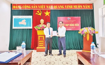 Đảng bộ Công ty Điện lực Hà Nam tổ chức kết nạp đảng viên mới. (Ảnh NGUYỄN PHÚC)