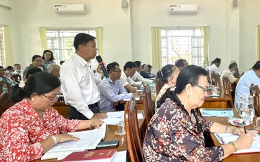 Người dân huyện Cần Giờ, Thành phố Hồ Chí Minh phát biểu tại Hội nghị lấy ý kiến góp ý, phản biện dự thảo Luật Đất đai (sửa đổi) do Ban Thường trực Ủy ban Mặt trận Tổ quốc huyện tổ chức. (Ảnh MỸ HẠNH)