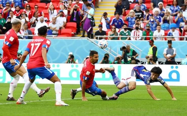 Nhật Bản (áo xanh) bất lực trước hàng phòng ngự dày đặc của Costa Rica.