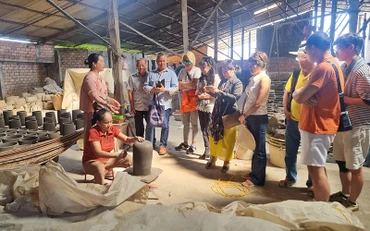 Du khách tham quan, trải nghiệm sản xuất sản phẩm gốm tại Vĩnh Long.