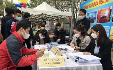 Người lao động tìm hiểu thông tin lao động, đăng ký ứng tuyển tại phiên giao dịch việc làm lưu động tại huyện Đông Anh, Hà Nội. (Ảnh TRẦN OANH) 