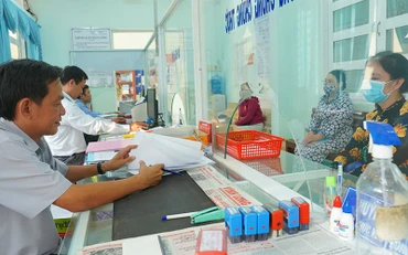 Nhiều giải pháp cải cách thủ tục hành chính, nâng cao chất lượng phục vụ người dân được triển khai hiệu quả tại bộ phận “một cửa” của UBND xã Thuận An, thị xã Bình Minh.