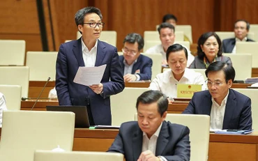 Phó Thủ tướng Vũ Đức Đam phát biểu giải trình, làm rõ một số vấn đề đại biểu Quốc hội nêu. (Ảnh DUY LINH)