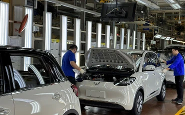Lắp ráp sản phẩm ô-tô điện tại một nhà máy sản xuất ô-tô.