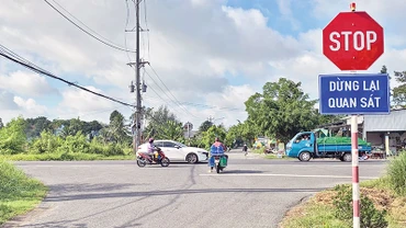Ngã tư đường tỉnh 922 với đường tỉnh 923 không có đèn tín hiệu; nhiều vụ tai nạn giao thông xảy ra ở ngã tư này. 