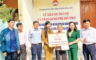 Lãnh đạo Ủy ban MTTQ thành phố Hà Nội cùng cán bộ huyện Ứng Hòa trao kinh phí hỗ trợ xây nhà đại đoàn kết cho bà Nguyễn Thị Mùi, xã Viên Nội. (Ảnh NGUYỄN PHƯỢNG)