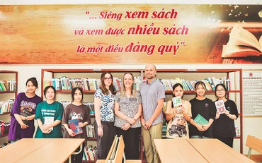Phó Giáo sư Shannon Gramse, Đại học Alaska Anchorage (UAA, bang Alaska, Mỹ) giao lưu với học sinh tại một “Ngôi nhà trí tuệ” ở huyện Thanh Chương, tỉnh Nghệ An.