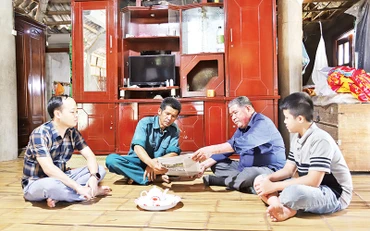 Nghệ nhân Ưu tú Bùi Huy Vọng (thứ 2, bên phải sang), người có uy tín ở xóm Bưng Cọi, xã Hương Nhượng, huyện Lạc Sơn tích cực tuyên truyền pháp luật đến người dân trên địa bàn. 
