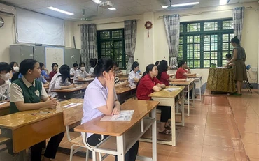 Thí sinh dự thi kỳ thi tuyển vào lớp 10 THPT năm học 2023-2024 tại Hội đồng thi THPT Chuyên Lào Cai. (Ảnh HÀ THUẬN) 