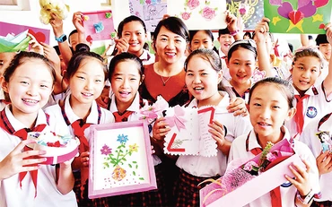 Học sinh tri ân cô giáo nhân Ngày Nhà giáo Việt Nam 20/11. (Ảnh THU NGA)