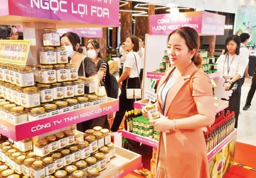 Trưng bày sản phẩm tại “Tuần lễ Triển lãm sản phẩm doanh nghiệp Việt tại AEON”. 