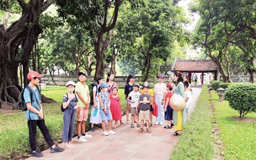 Học sinh Thủ đô tham gia các hoạt động giáo dục kết hợp tham quan, trải nghiệm tại di tích Văn Miếu - Quốc Tử Giám.