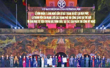 Chủ tịch Hội đồng Thủ công Thế giới trao chứng nhận 2 làng nghề “Gốm sứ Bát Tràng” và “Dệt lụa Vạn Phúc” là thành viên của Mạng lưới các Thành phố thủ công sáng tạo Thế giới. (Ảnh THÀNH NGUYỄN)