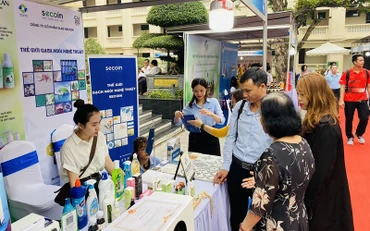 Hội chợ quảng bá sản phẩm khoa học và công nghệ tại Hà Nội. (Ảnh TUẤN ANH)