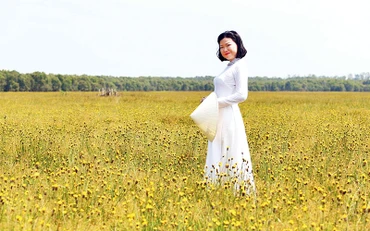 Du khách với hoa hoàng đầu ấn. (Ảnh LÊ THÀNH TRÍ)