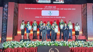 Ông Nguyễn Văn Tược – Bí thư Đảng ủy, Tổng Giám đốc Công ty Cổ phần Cao-su Phước Hòa nhận vinh danh Top 50 Doanh nghiệp Lợi nhuận Xuất sắc Việt Nam.