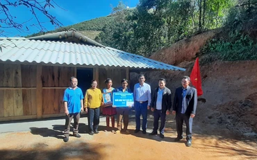 Lãnh đạo huyện Tủa Chùa (Điện Biên) trao kinh phí hỗ trợ hộ nghèo huyện Tủa Chùa làm nhà đại đoàn kết.