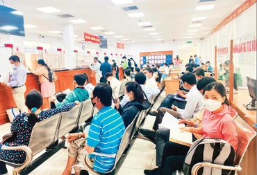 Người dân làm thủ tục hành chính tại thành phố Thủ Đức. (Ảnh Sỹ Hưng)