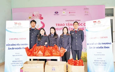 Phan Việt Dũng (ngoài cùng, bên phải) cùng đoàn viên, thanh niên Viện Kiểm sát nhân dân thành phố Hà Nội trong chương trình “Bữa sáng yêu thương - ấm áp nghĩa tình”.