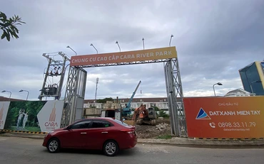Tình trạng quảng cáo, rao bán bất động sản tại Dự án Khu căn hộ chung cư Kim Cương Xanh-Cara River Park ở phường Hưng Thạnh, quận Cái Răng (TP Cần Thơ) không đúng quy định của pháp luật. (Ảnh QUANG TUẤN)