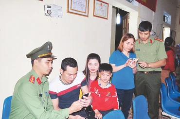 Công an thành phố Phủ Lý hướng dẫn người dân kích hoạt tài khoản định danh điện tử.