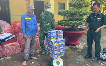Lực lượng Đồn Biên phòng Sông Trăng (tỉnh Long An) bắt giữ hơn 830kg pháo nổ lậu. (Ảnh THANH PHONG)