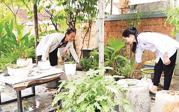 Cán bộ các trạm y tế hướng dẫn người dân vệ sinh môi trường tại hộ gia đình.