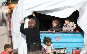 Người dân di dời khỏi khu vực Aleppo của Syria để tránh giao tranh. (Ảnh REUTERS)