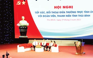 Quang cảnh buổi tiếp xúc, đối thoại giữa Thường trực Tỉnh ủy Thái Bình với đoàn viên, thanh niên. (Ảnh MAI TÚ)
