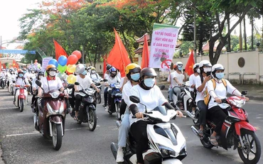 Diễu hành tuyên truyền về tác hại của thuốc lá trên một số trục đường chính của thành phố Kon Tum. (Ảnh THÙY HƯƠNG) 