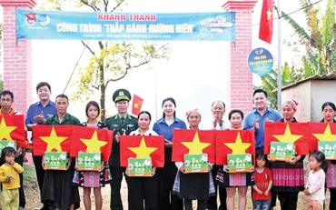 Ban tổ chức trao quà tặng người dân tại bản Đen. (Ảnh Tuấn Hiển)