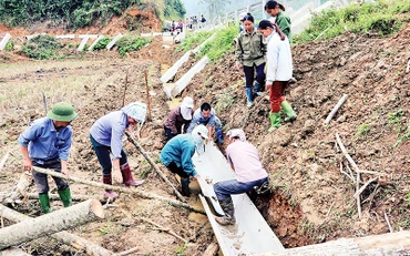 Đoàn viên, hội viên huyện Hàm Yên (Tuyên Quang) tham gia bê-tông hóa hệ thống kênh mương nội đồng.