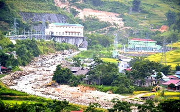 Sáu nhà máy thủy điện bao quanh xã Bản Hồ, thị xã Sa Pa (Lào Cai) vi phạm về đất đai, dòng chảy, xả lũ, môi trường... làm cạn kiệt suối Mường Hoa, “bức tử” làng du lịch sinh thái của đồng bào Tày nơi đây, gây bức xúc đối với người dân địa phương.