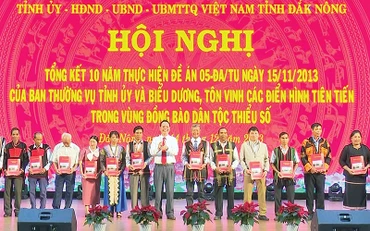 Bí thư Tỉnh ủy Đắk Nông Ngô Thanh Danh tặng quà cho lực lượng cốt cán, người có uy tín trong vùng đồng bào dân tộc thiểu số.