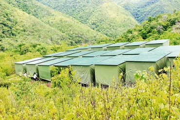 Những ngôi nhà lánh nạn do chính quyền dựng tại xã Mường Típ.