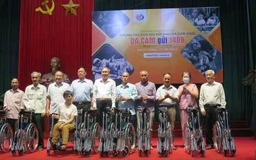 Lãnh đạo Trung ương Hội trao xe lăn tặng nạn nhân chất độc da cam TP Hà Nội và tỉnh Bắc Giang. (Ảnh QUÂN THỦY) 