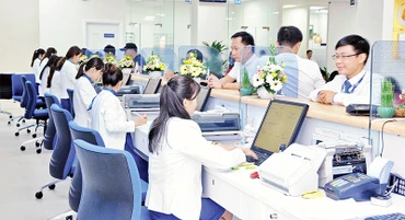 Khách hàng giao dịch thanh toán tại Ngân hàng Thương mại cổ phần ACB.