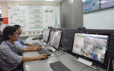 Vận hành hệ thống giám sát tại Nhà máy xử lý nước thải làng nghề Cầu Ngà, huyện Hoài Đức, Hà Nội. (Ảnh MINH HÀ)